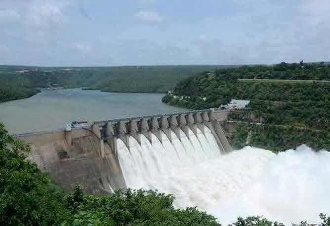 30 వేల క్యూసెక్కుల నీటిని శ్రీశైలం ప్రాజెక్టుకు చేరుతున్నాయి!