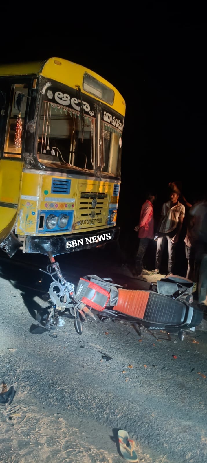 స్కూల్ బస్సు ఢీకొని వ్యక్తి మృతి..!!