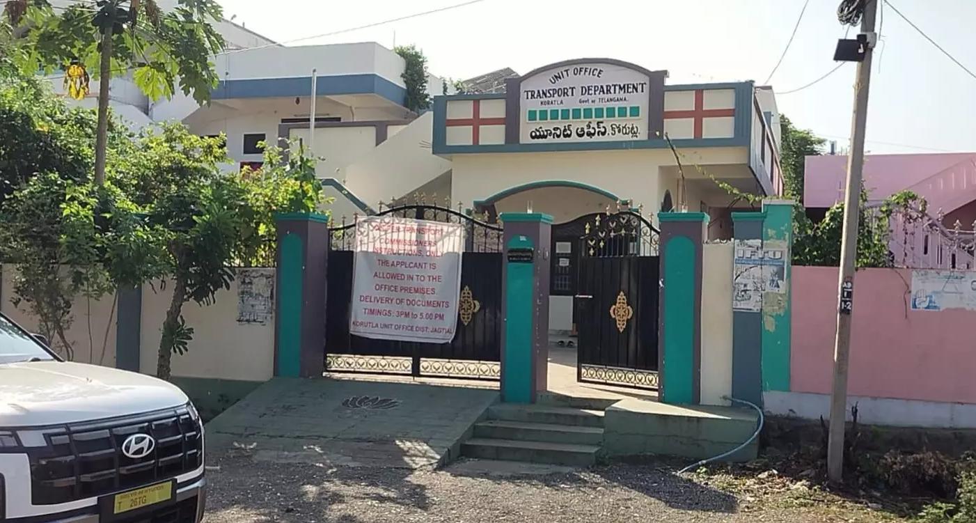 కోరుట్ల రవాణాశాఖ కార్యాలయంలో ఏసీబీ సోదాలు.!